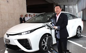 茂木経産相はトヨタの燃料電池車に試乗し、経産省の公用車として購入する意向を示した(15日、愛知県豊田市のトヨタ本社)