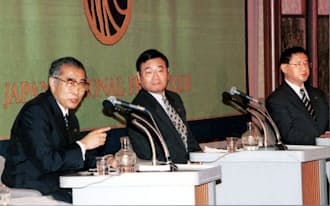 日本記者クラブ主催の公開討論会に臨む小渕首相（左）と加藤前幹事長、山崎前政調会長（1999年9月、東京都千代田区）