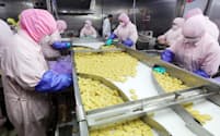 上海福喜食品の鶏肉加工品の生産ライン（上海市）=共同
