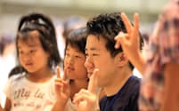 子供たちに囲まれる人気の若手指揮者、川瀬賢太郎(7月19日、千葉市の千葉県文化会館)=写真撮影　山口　敦、写真提供　日本フィルハーモニー交響楽団