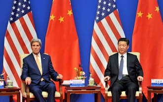 米中戦略・経済対話の開幕式に出席した中国の習近平国家主席(右)と米国のケリー国務長官=共同