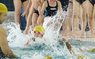 スイミングスクールで水泳を習う子どもたち(東京都板橋区のセントラルウェルネスクラブときわ台)