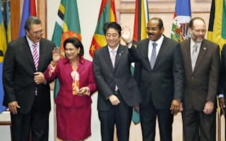 カリブ共同体の各国首脳と記念写真に納まる安倍首相（中央）。新たな経済協力制度の創設を打ち出した（28日、ポートオブスペイン）=共同