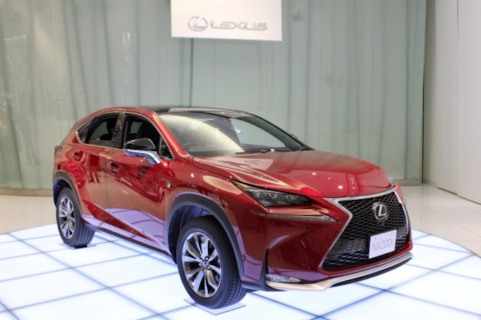 トヨタ レクサスで初の小型suv 独高級車3強追う 日本経済新聞