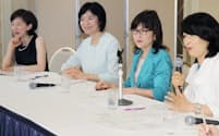 保育改革について討論する(左から)佐々木かをりさん、翁百合さん、稲田朋美さん、林いづみさん(7月、東京都港区)