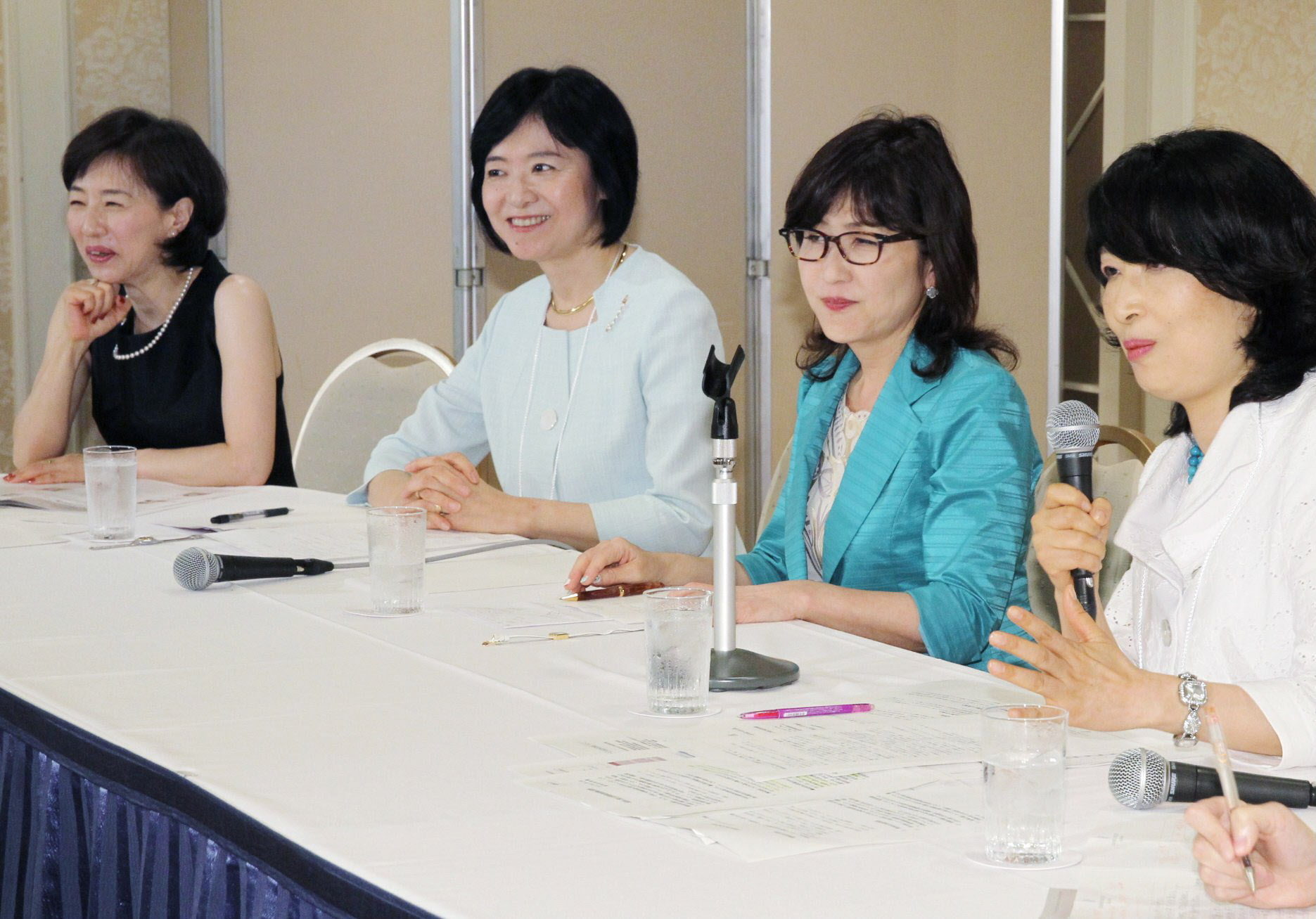保育改革について討論する(左から)佐々木かをりさん、翁百合さん、稲田朋美さん、林いづみさん(7月、東京都港区)