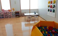 虐待を受けた幼児が遊ぶ部屋。児童相談所職員が観察する=共同
