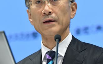 決算発表するソニーの吉田憲一郎最高財務責任者（CFO）