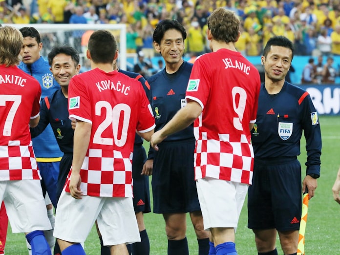 W杯開幕戦のpkは 西村主審が明かした理由 日本経済新聞 W杯開幕戦のpkは 西村主審が明かした理由 日本経済新聞
