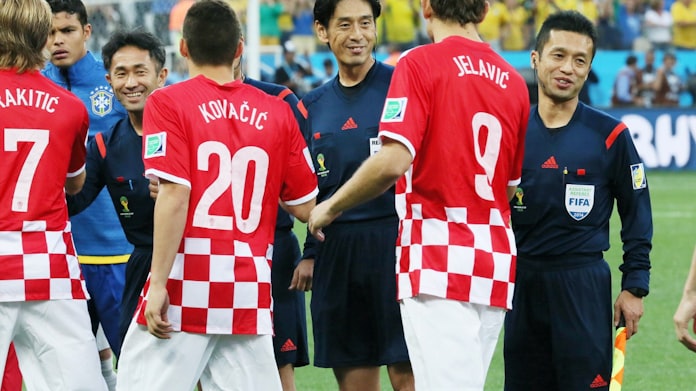 W杯開幕戦のpkは 西村主審が明かした理由 日本経済新聞 W杯開幕戦のpkは 西村主審が明かした理由 日本経済新聞