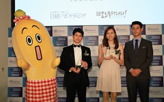 テレビ東京のキャラクター「ナナナ」(左)はLINEと連動しスタンプを配信(ソーシャルテレビ・アワード2014贈賞式で)=日経デジタルマーケティング提供