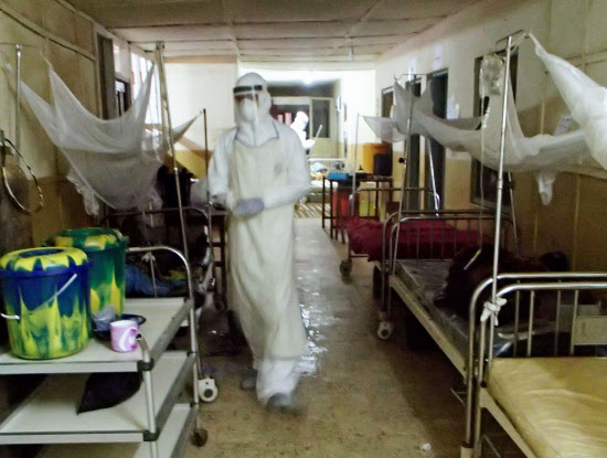 エボラ出血熱の感染拡大 なぜ止められないのか 日本経済新聞