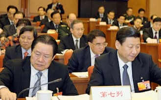2010年3月の中国全人代では、周永康氏（左）と習近平国家副主席(当時)は席を隣にして座っていた=共同