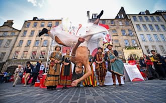 英スコットランドのエディンバラで開催された芸術の祭典でアクロバティックなパフォーマンスを披露する人たち。1カ月後の住民投票の結果は世界を驚かせるだろうか=ゲッティ共同