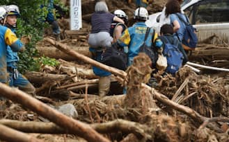 土砂崩れに巻き込まれた住宅から救助される人たち（20日、広島市安佐南区）
