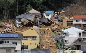 行方不明者の捜索が続く土砂崩れの現場(21日午前、広島市安佐南区)