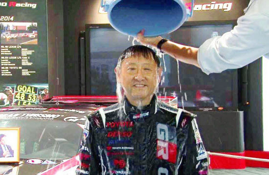 氷水かぶって難病als患者を支援 日本経済新聞 氷水かぶって難病als患者を支援 日本経済新聞