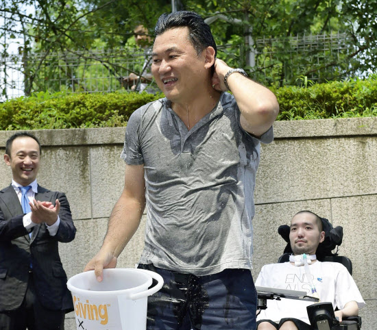 氷水かぶって難病als患者を支援 日本経済新聞 氷水かぶって難病als患者を支援 日本経済新聞