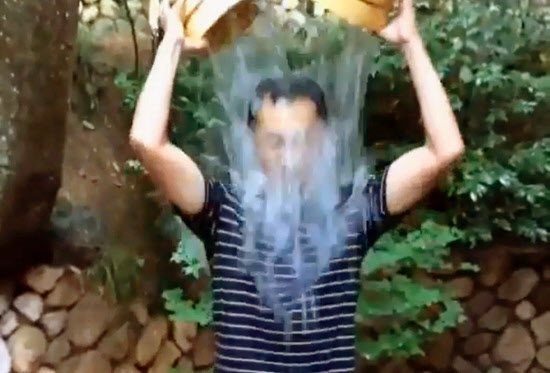 氷水かぶって難病als患者を支援 日本経済新聞 氷水かぶって難病als患者を支援 日本経済新聞