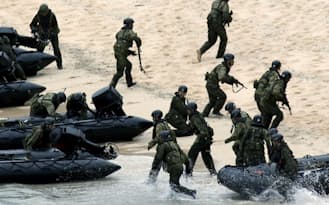 離島奪還訓練で、江仁屋離島の砂浜に上陸する陸自隊員(5月、鹿児島県瀬戸内町)=共同