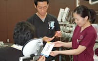 親知らずを抜歯する患者に歯髄細胞バンクを説明する（東京都中野区のエムズ歯科クリニック）