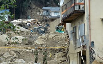 発生から1週間が経過した八木地区の土砂災害現場(27日午後、広島市安佐南区)
