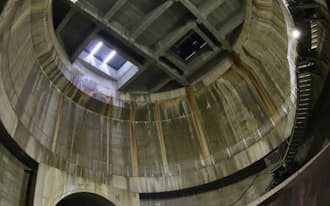 治水対策として作られた巨大な地下空間。地下河川のトンネルは暗く奥が見えない