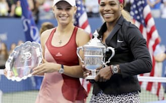全米テニス女子シングルスで3連覇を果たしたセリーナ・ウィリアムズ(右)と準優勝のウォズニアッキ（7日、ニューヨーク）=共同