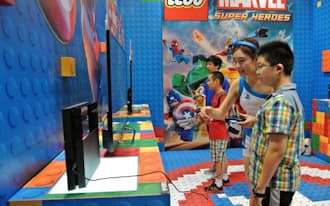 アニメ・ゲーム博覧会ではソニーのゲーム機ブースに多くの子供たちが集まった(7月、上海市)