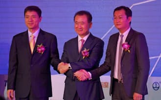 提携を決めた(左から)百度の李彦宏CEO、万達の王健林董事長、騰訊の馬化騰CEO(8月29日、広東省深圳市)