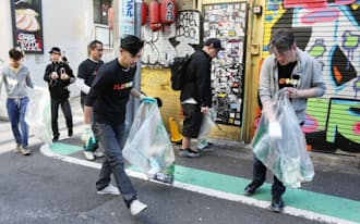 定期的にクラブ周辺の清掃活動を行う「クラブとクラブカルチャーを守る会」のメンバー(5月、東京都渋谷区)　