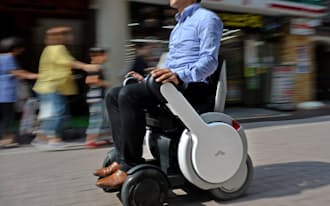 街中を走る未来的なデザインの電動車椅子(東京都町田市)=写真　玉井良幸