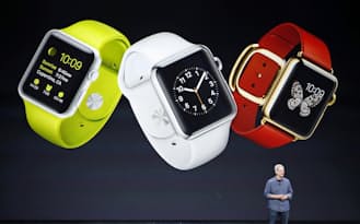 腕時計型端末「アップルウオッチ」を発表するアップルのティム・クックCEO=共同