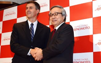 米冷凍食品メーカーのウィンザー社買収を発表し、グレッグ・ゲイブ社長(左)と握手する味の素の伊藤雅俊社長(10日、東京・丸の内)