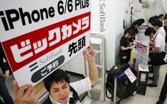 iPhone6の予約は日本でも好調なスタート (12日、東京都千代田区のビックカメラ有楽町店)