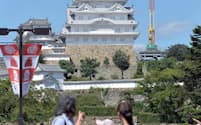 平成の大修復で屋根や壁面が白く蘇った姫路城の大天守(兵庫県姫路市)