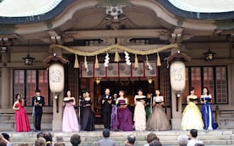 坐摩神社の屋外ステージではオペラ歌手が競演する（大阪市中央区）