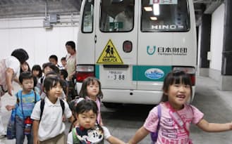 市内複数箇所の保育園を回り、バスで子どもたちを送迎する(千葉県流山市)