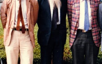 経済学者のジェームズ・トービン(右)、岩井克人氏(左)と並ぶ宇沢弘文氏(1985年ころ、東京)