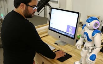 ヒト型ロボットを操作するシンギュラリティ大学イノベーション・ラボのナティアン氏
