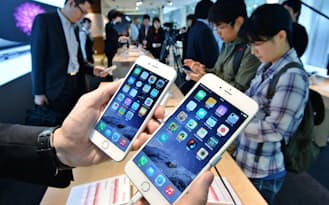 店頭に並んだ米アップルのスマホの新モデル「iPhone6」(左)と「iPhone6プラス」(9月19日午前、東京・丸の内)