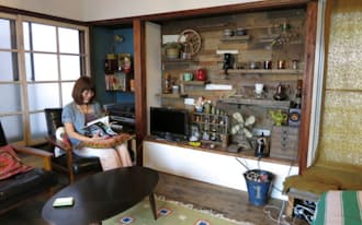 DIYで自分好みに改装した貸家でくつろぐ立花さん(横浜市)