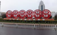 中国の街中で目に付く民主、自由など「社会主義の核心的価値観」のスローガン(北京の目抜き通りである長安街付近)