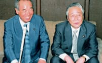 後に「参院のドン」と呼ばれる青木氏（右、99年7月、当時は参院自民党幹事長）と村上氏(参院自民党議員会長）