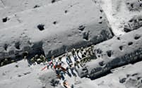 火山灰に埋もれた御嶽山山頂付近の山小屋。噴石が直撃したとみられる穴が開いている（29日午前）=共同
