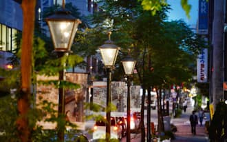 三休橋筋で6月に全面点灯したガス灯(大阪市中央区)