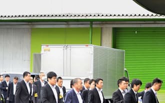 2013年10月24日、三重県警の捜査員は三瀧商事に家宅捜索に入った=共同