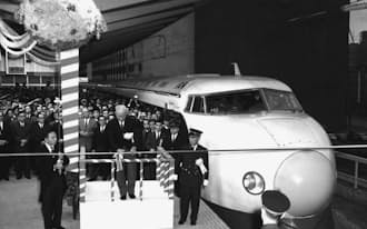 営業を開始した東海道新幹線（1964年10月1日、東京駅）=共同