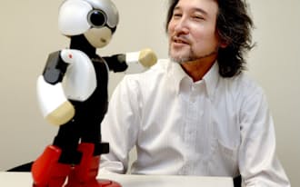 ロボットと話すトヨタ製品企画室主査の片岡さん