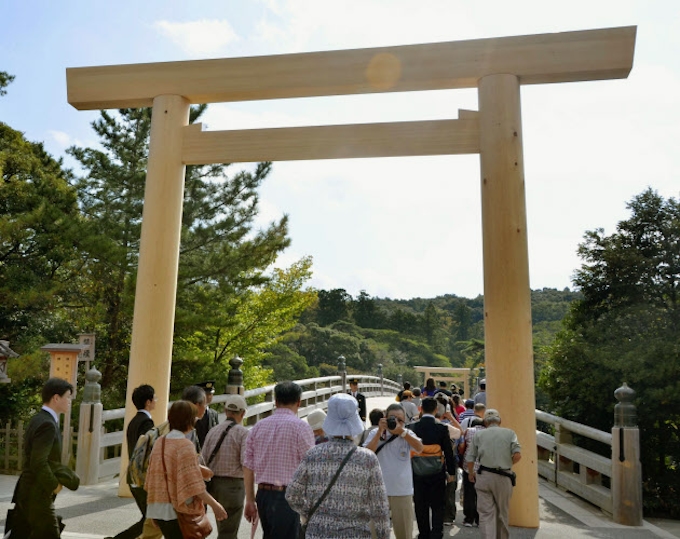 伊勢神宮の宇治橋鳥居 年ぶり新調 旧正殿のヒノキ使用 日本経済新聞